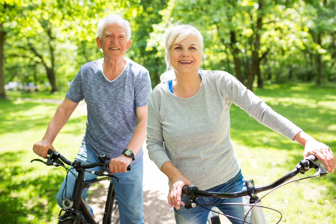 Couple senior faisant du vélo en plein air pour préserver leur vitalité et adopter un mode de vie actif